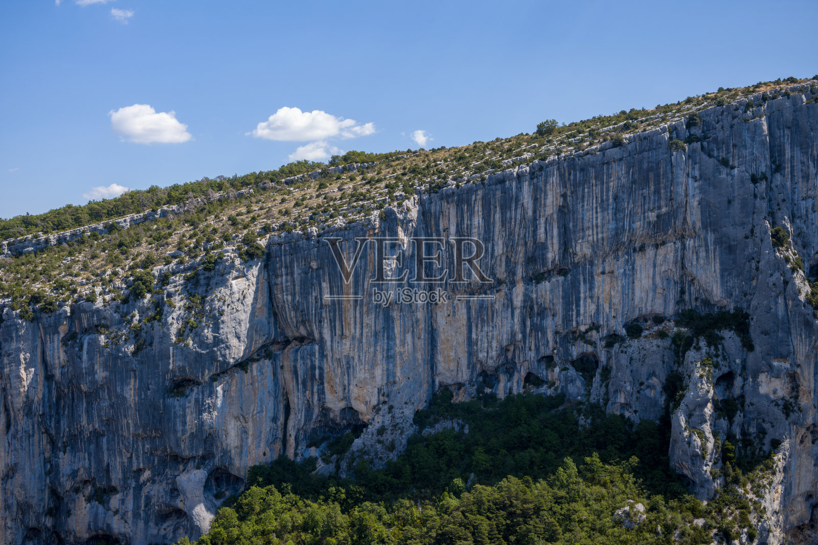 欧洲的Verdon峡谷的悬崖，法国的普罗旺斯阿尔卑斯的蔚蓝海岸，瓦尔的普罗旺斯，在夏天，一个阳光灿烂的日子。照片摄影图片