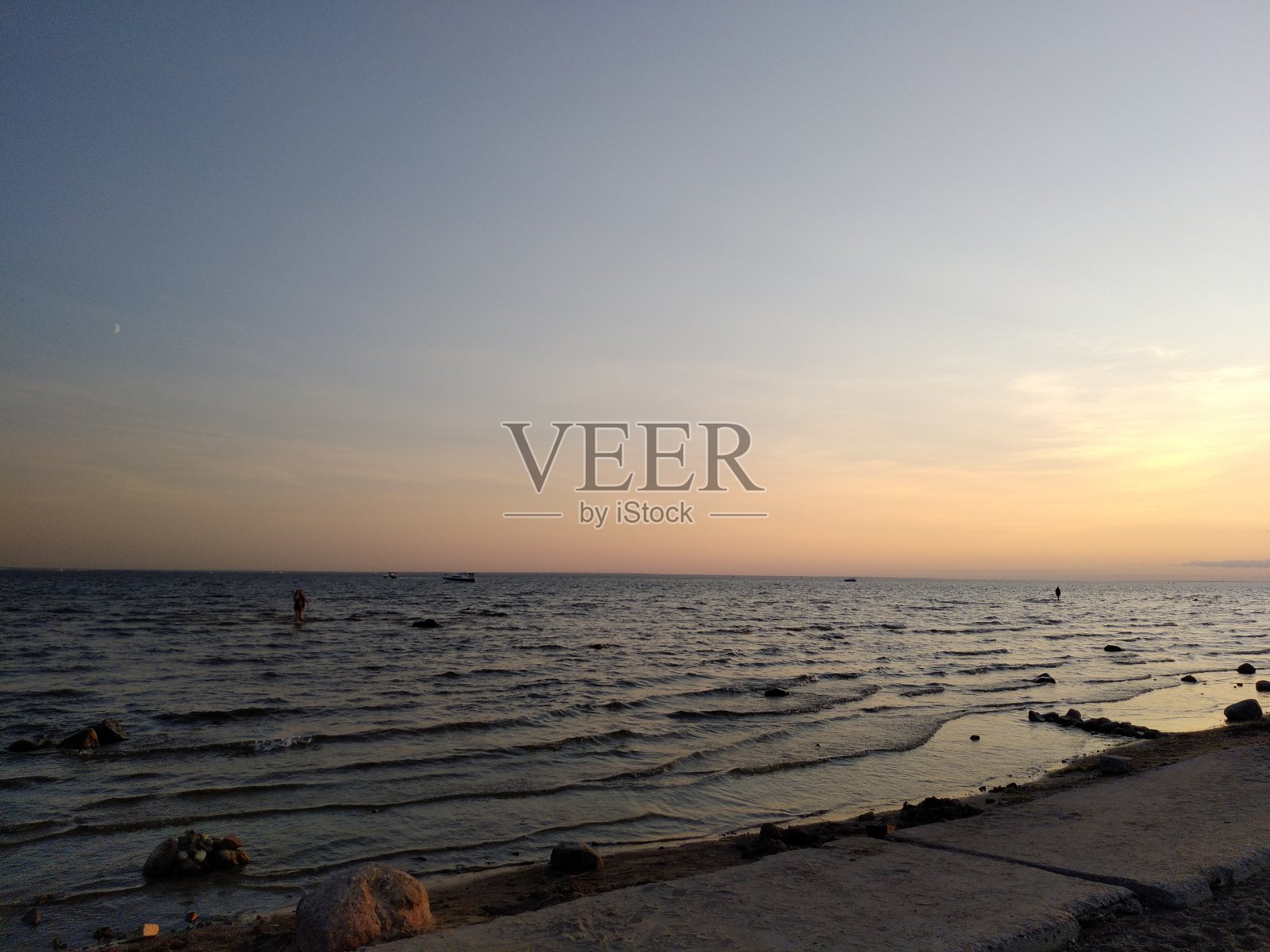 沙滩上温暖多彩的夜晚照片摄影图片