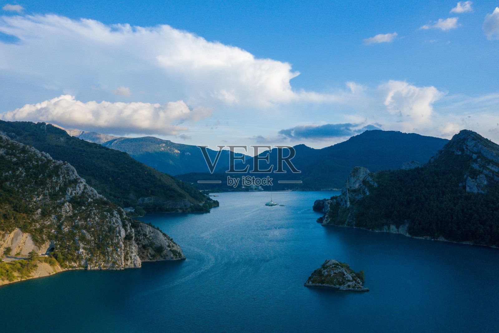 在欧洲，在法国，在普罗旺斯阿尔卑斯蓝色海岸，在瓦尔，在夏天，在一个阳光灿烂的日子，卡斯蒂永湖和它的小啤酒。照片摄影图片