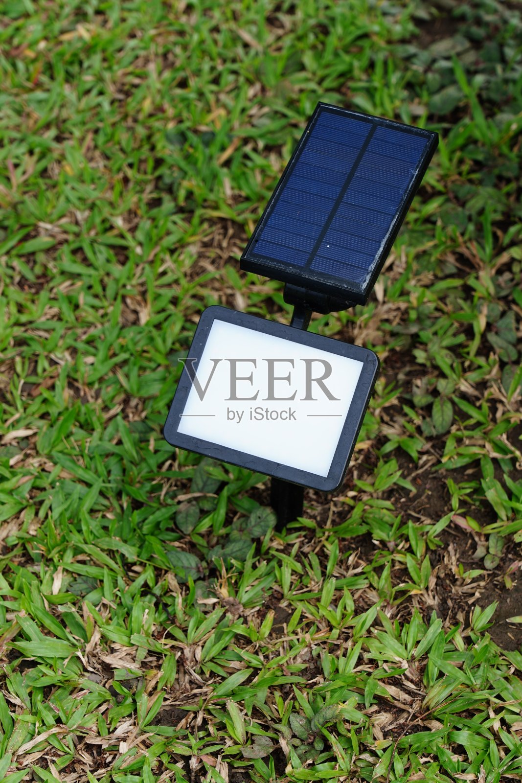 草坪上的小型便携式太阳能电池板照片摄影图片