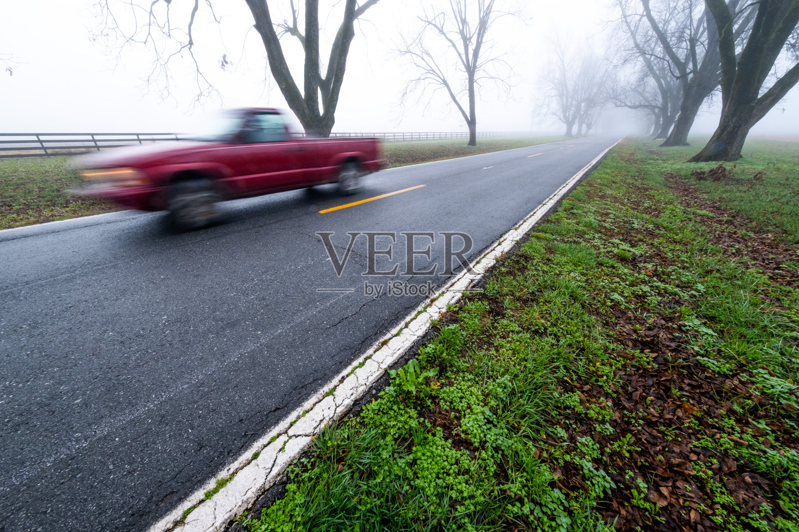 阿肯色州乡村公路上的卡车。照片摄影图片