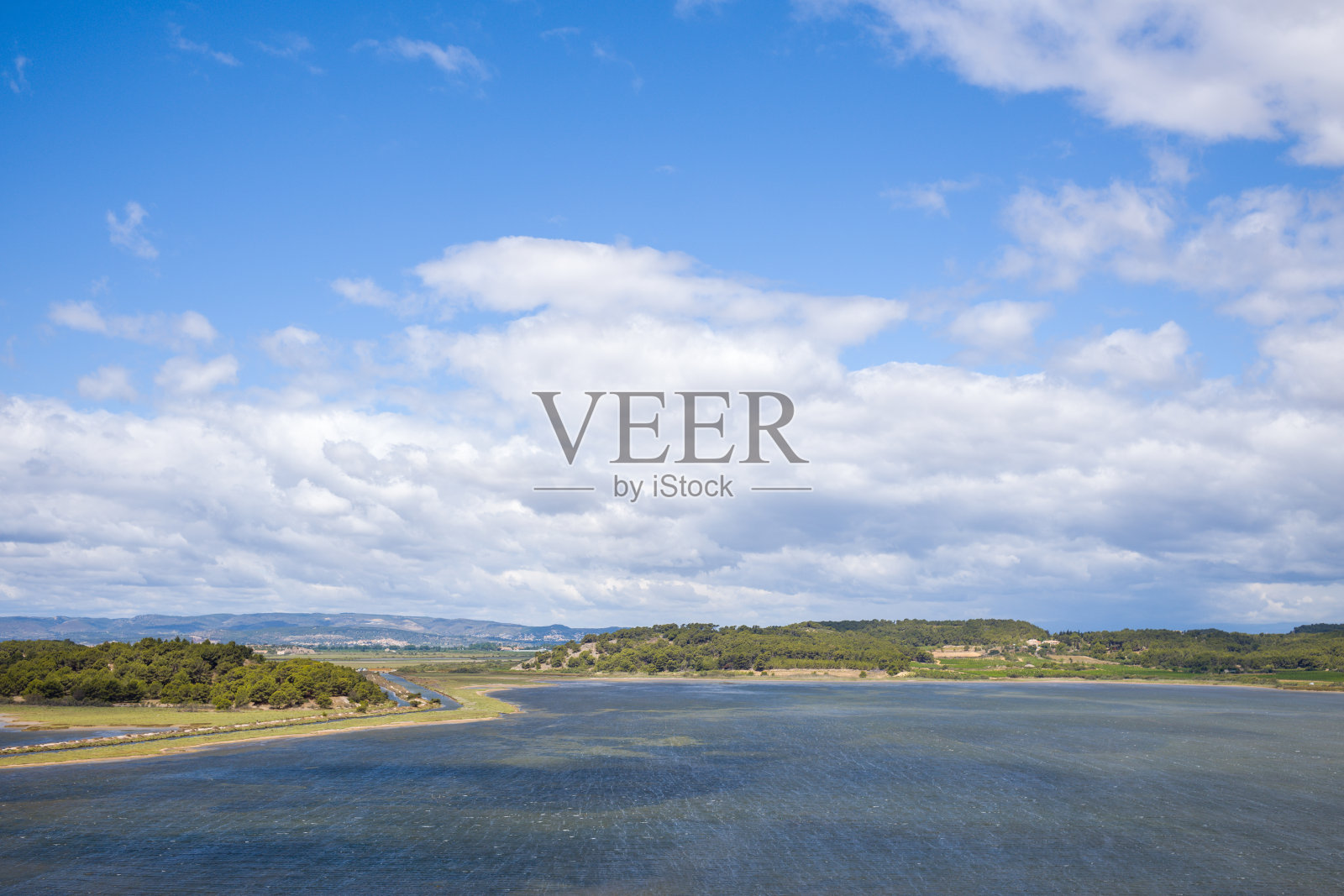 格鲁桑市和它美丽的池塘在欧洲，在法国，在奥西塔尼亚，在Hérault，在夏天，在一个阳光灿烂的日子。照片摄影图片