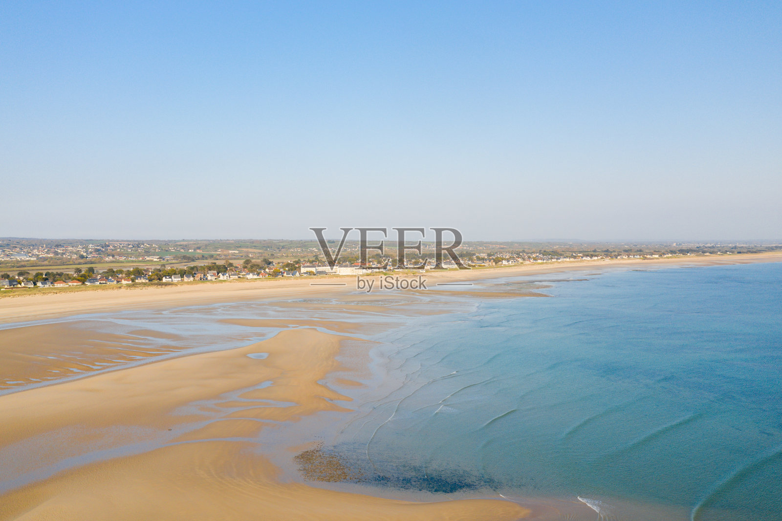 伟大的巴纳维尔海滩，在欧洲，在法国，在诺曼底，在英吉利海峡，在春天，在一个阳光明媚的日子。照片摄影图片