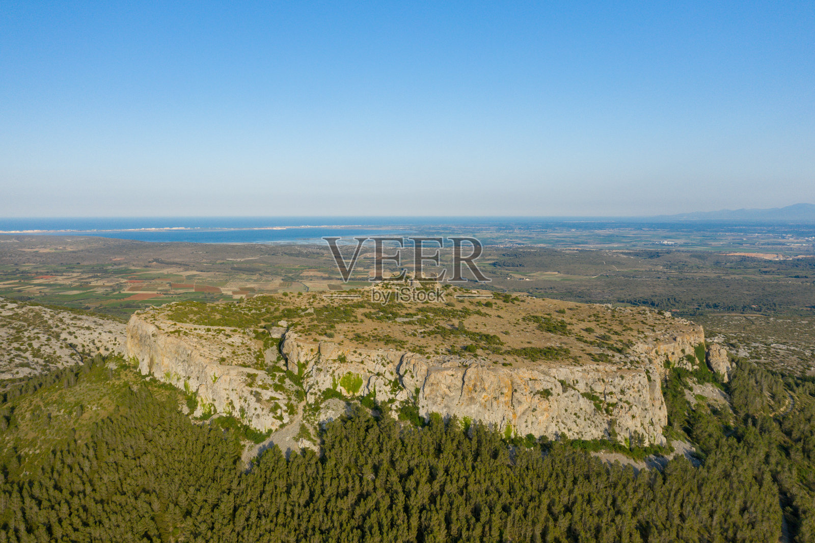 在欧洲，法国，奥西塔尼亚，东方比利牛斯山的绿色和干旱的岩石之上的Opoul perilos城堡，在夏天，一个阳光灿烂的日子。照片摄影图片