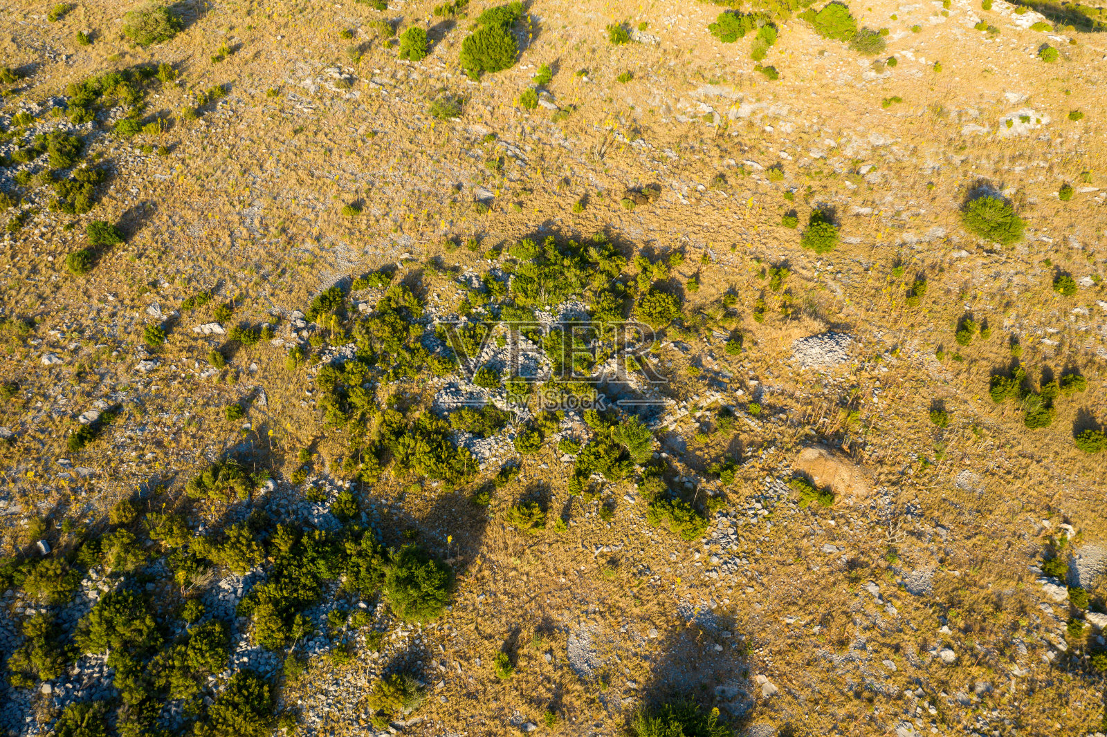 在欧洲，法国，奥西塔尼亚，东方比利牛斯山的中世纪城堡遗迹，在夏天，一个阳光灿烂的日子。照片摄影图片
