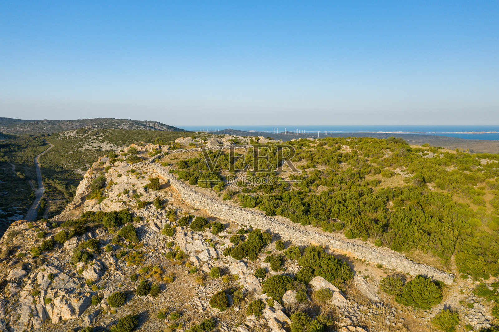 在欧洲，法国，奥西塔尼亚，东方比利牛斯山的石头墙，在夏天，一个阳光灿烂的日子。照片摄影图片