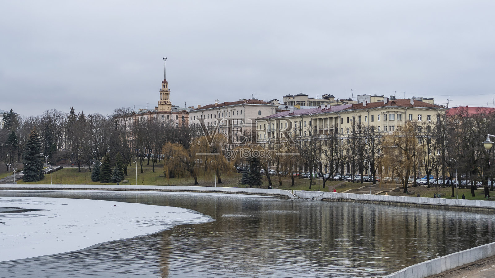 黑色的河水上结着薄冰。明斯克市中心第一次结冰。照片摄影图片