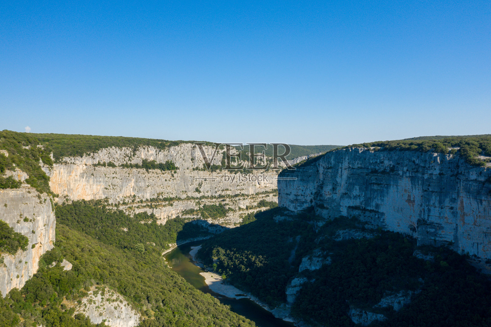 雄伟的岩石悬崖在欧洲，法国，阿尔代什，夏天，在一个阳光明媚的日子。照片摄影图片