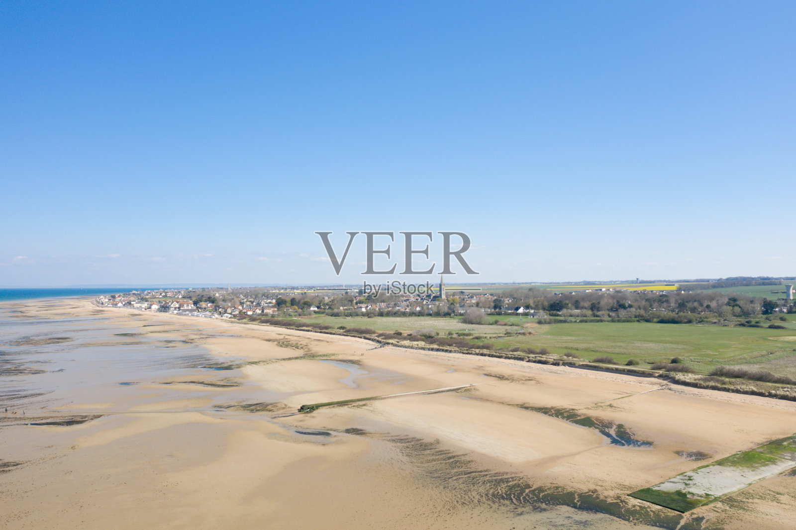 朱诺海滩的领主登陆在贝尼埃尔滨海和绿色的乡村在欧洲，在法国，在诺曼底，在Arromanches les bains，在夏天，在一个阳光灿烂的日子。照片摄影图片