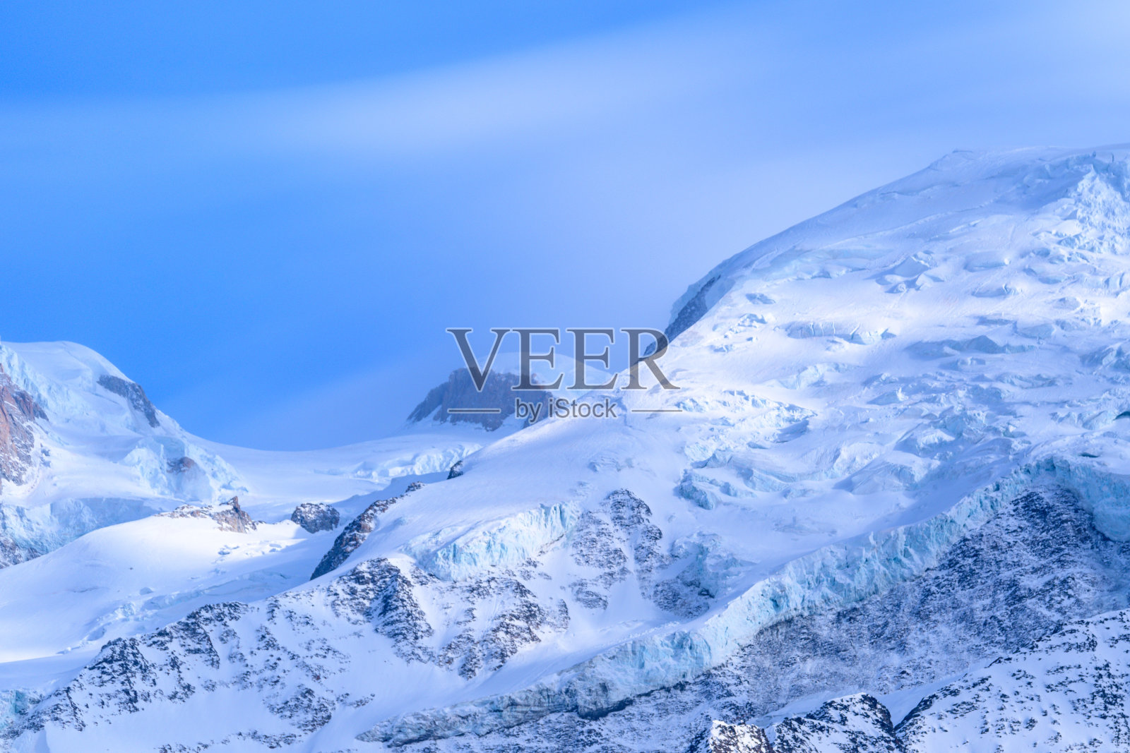 春天，在一个阳光明媚的日子里，勃朗峰在欧洲，在法国，在阿尔卑斯山，向着夏蒙尼闪耀。照片摄影图片