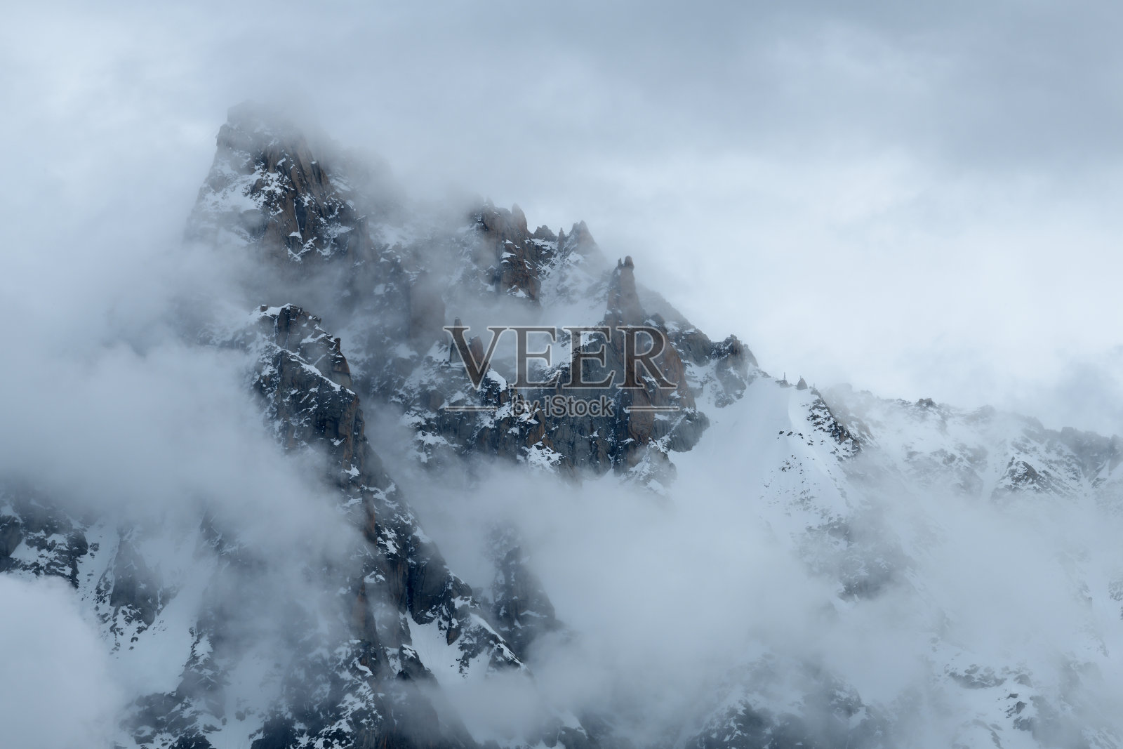 在欧洲的勃朗峰，在法国，在阿尔卑斯山脉，在夏蒙尼的正午鳗鱼陡峭的悬崖，在夏天，一个阴天。照片摄影图片