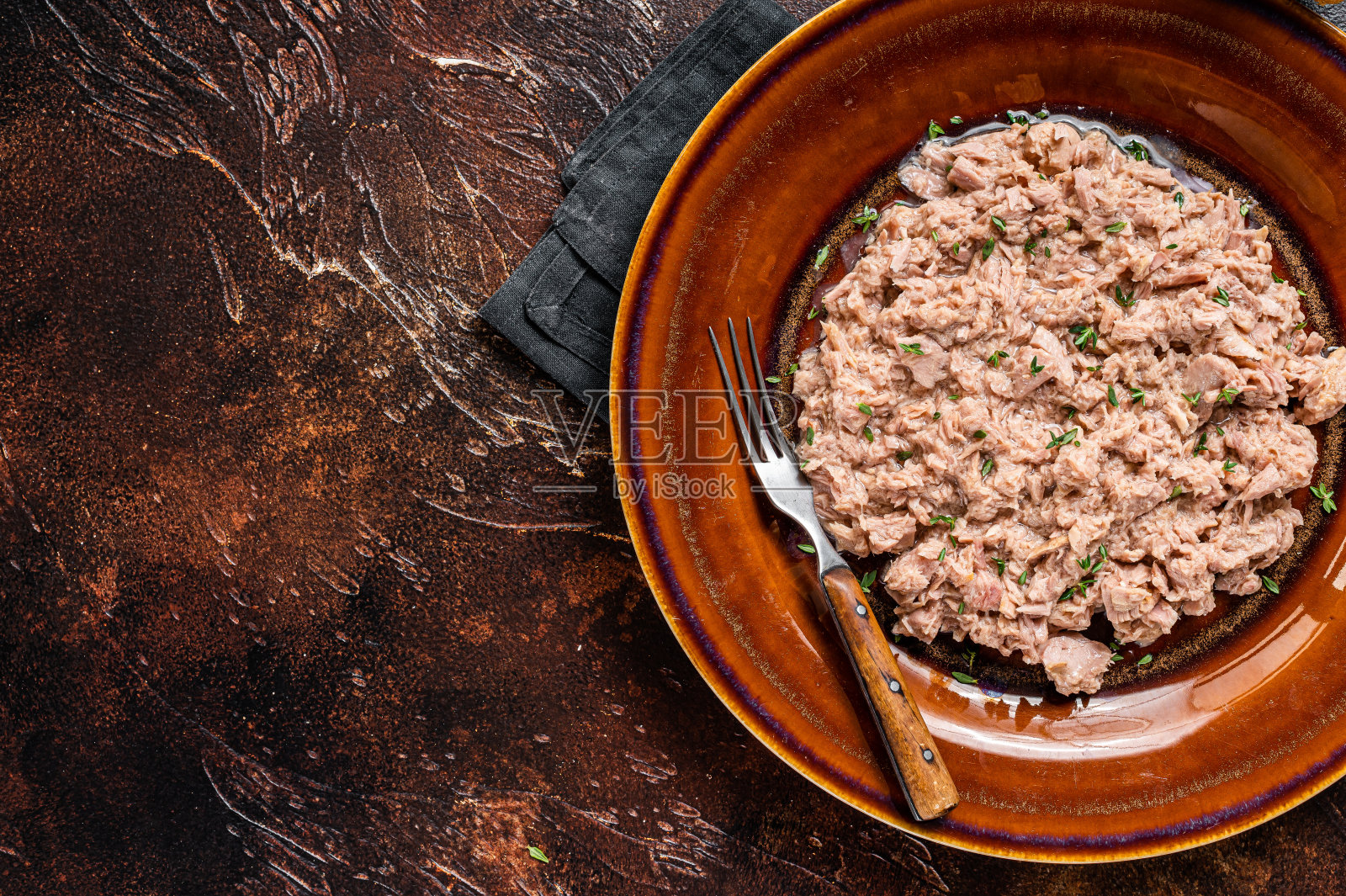 金枪鱼罐头配面包和沙拉。黑暗的背景。前视图。本空间照片摄影图片