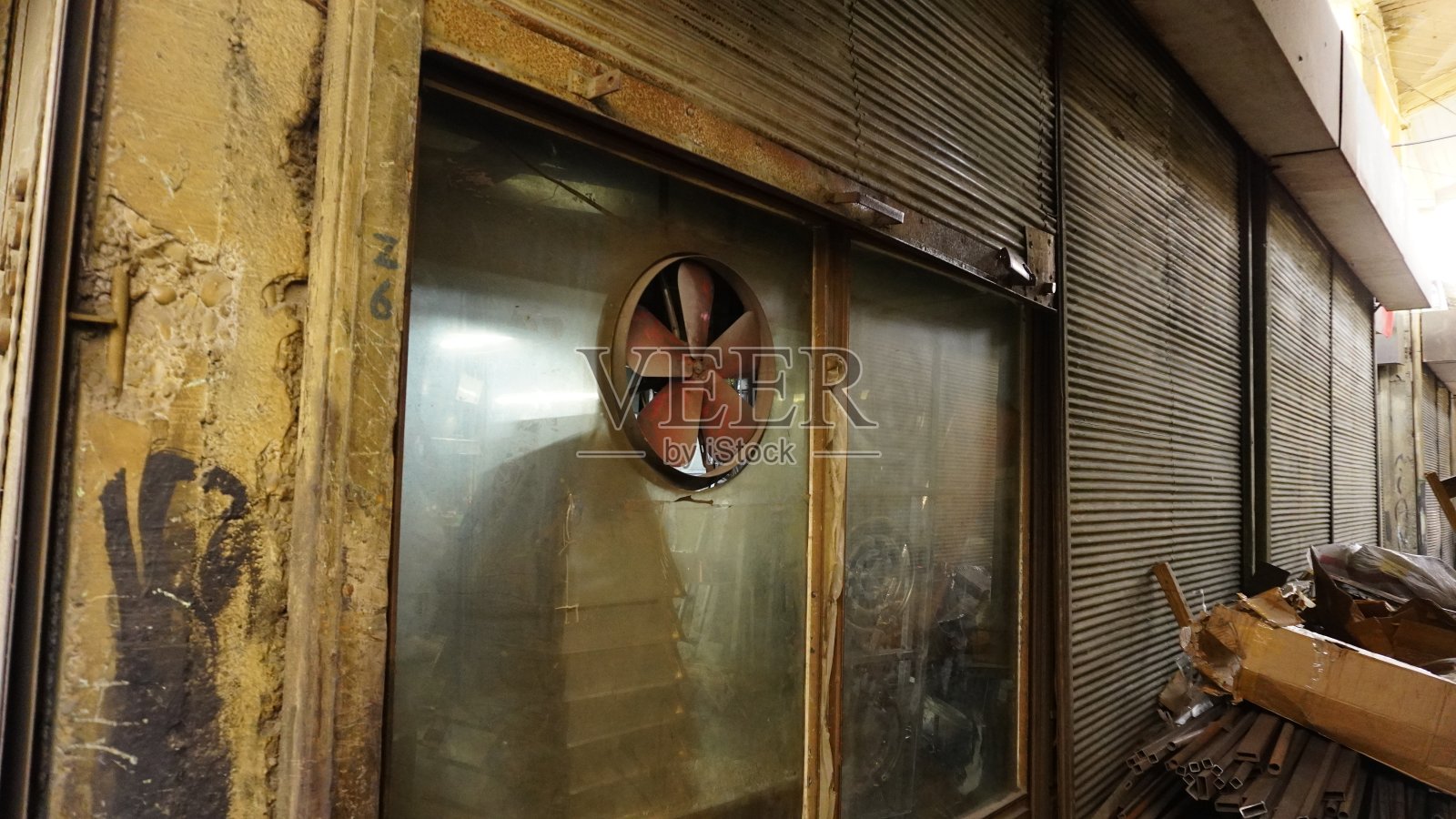 废弃旧工作场所的通风系统照片摄影图片