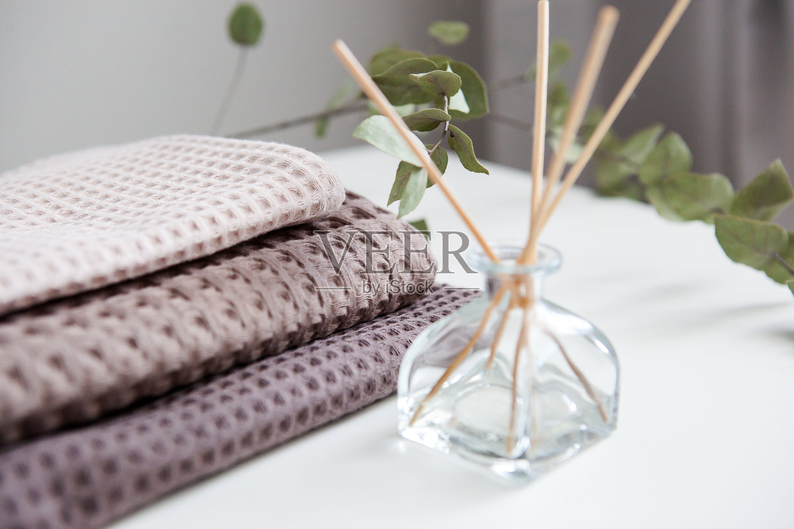 白色背景的米色和棕色毛巾，照片摄影图片