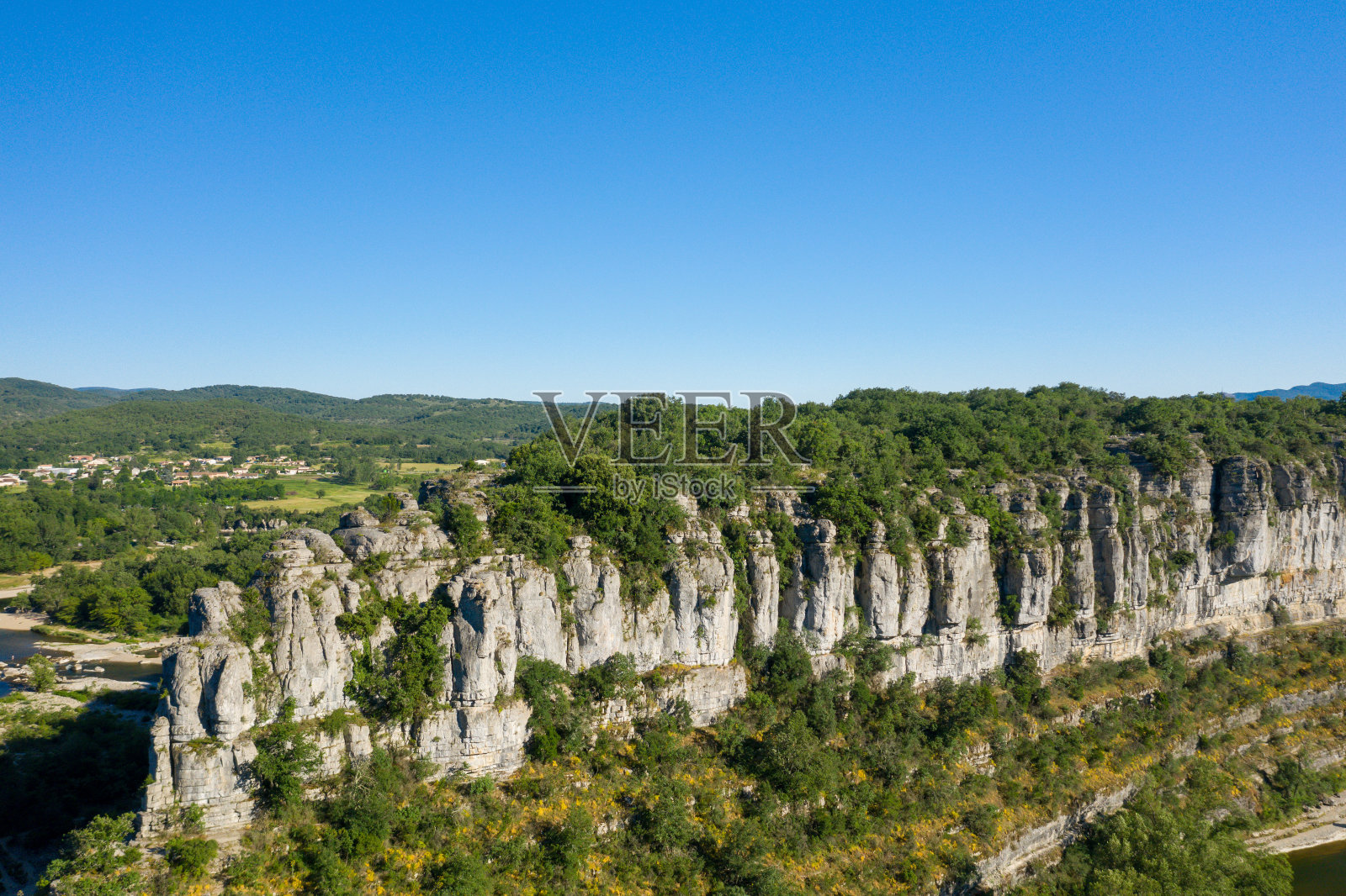 在欧洲，法国，阿尔代什，夏天，一个阳光明媚的日子。照片摄影图片