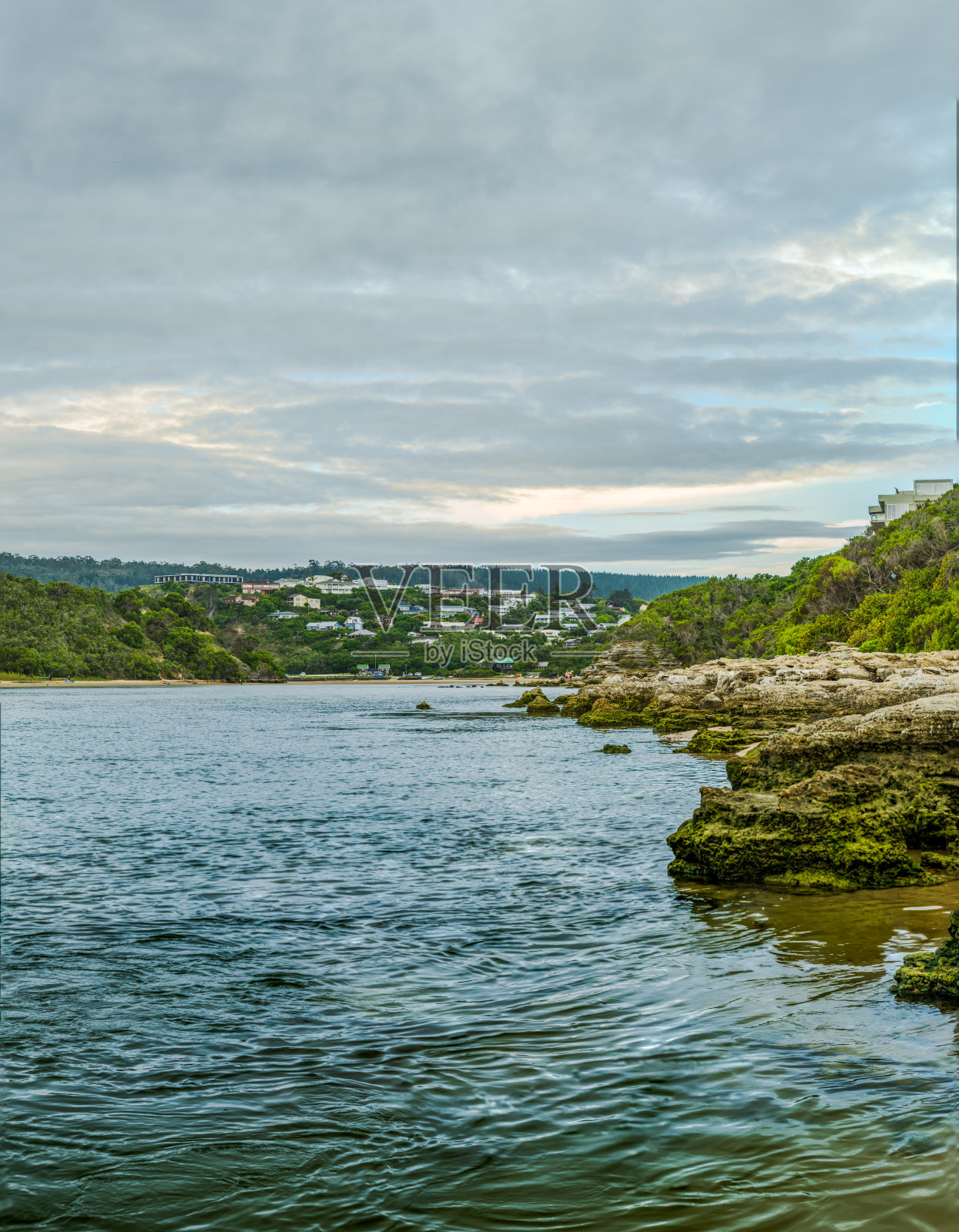 塞奇菲尔德泻湖和岛屿小镇坐落在山边照片摄影图片