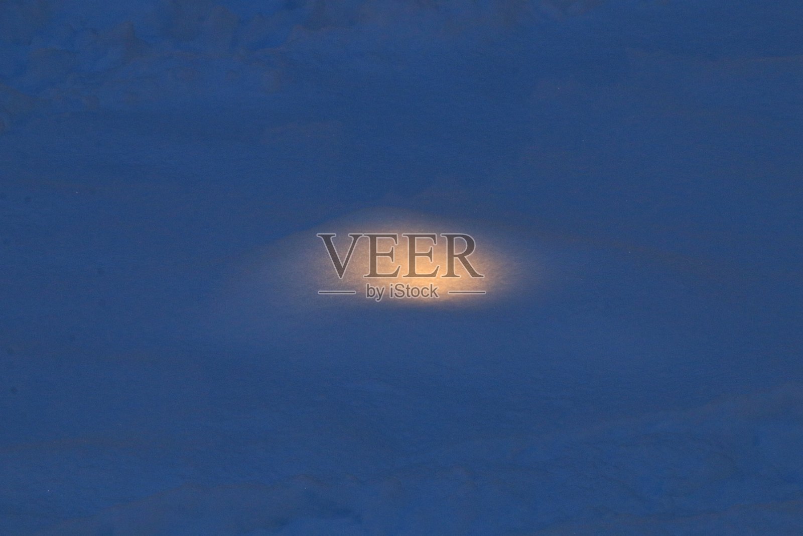 光下的雪照片摄影图片