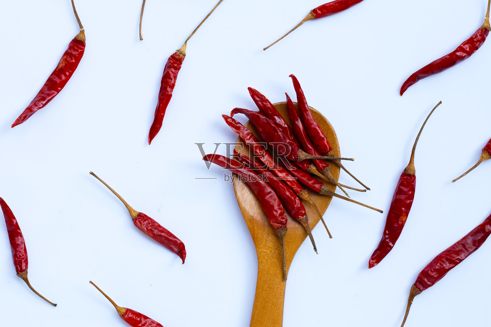 白底干红辣椒。照片摄影图片