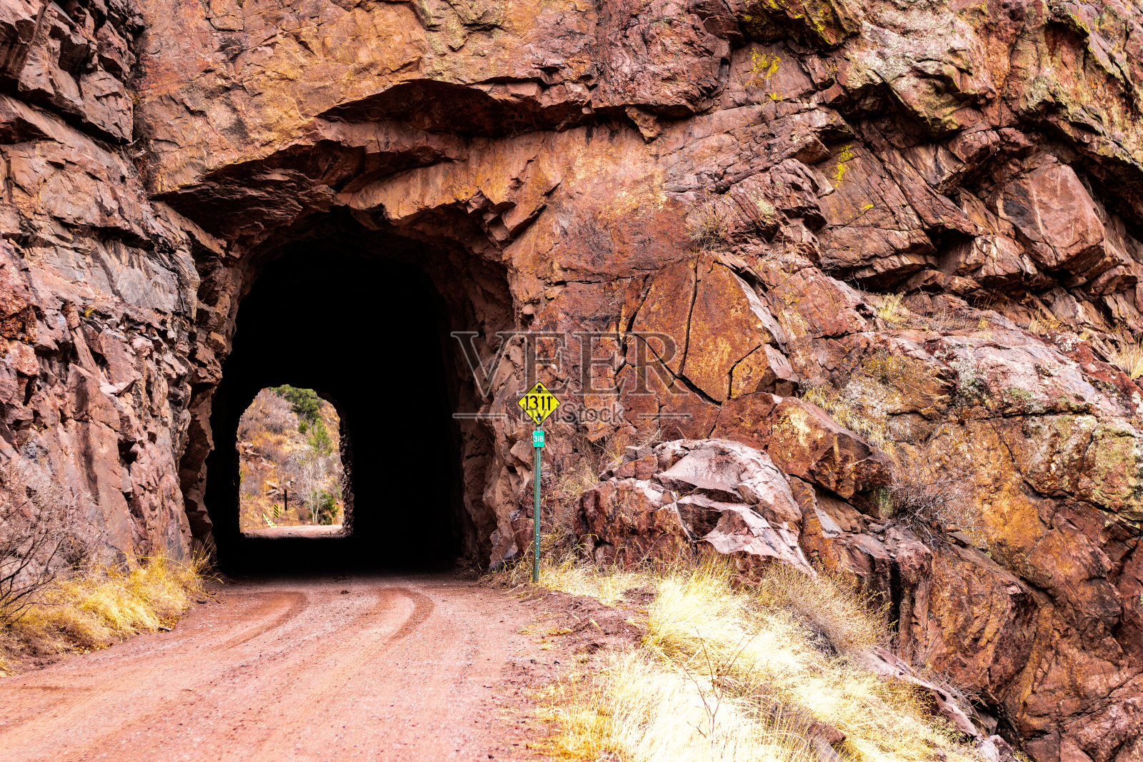 科罗拉多中部卡农市附近幽灵峡谷路的隧道入口。照片摄影图片