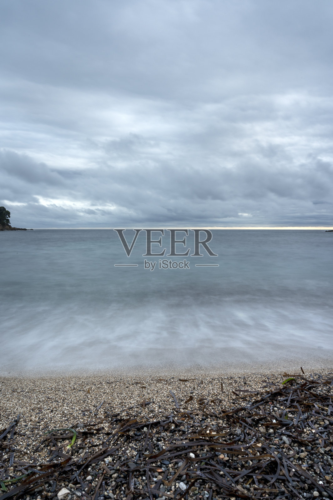 冬天黄昏时分的地中海海滩照片摄影图片