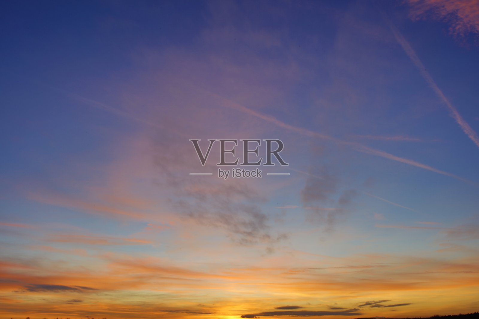 田野上的夕阳照片摄影图片