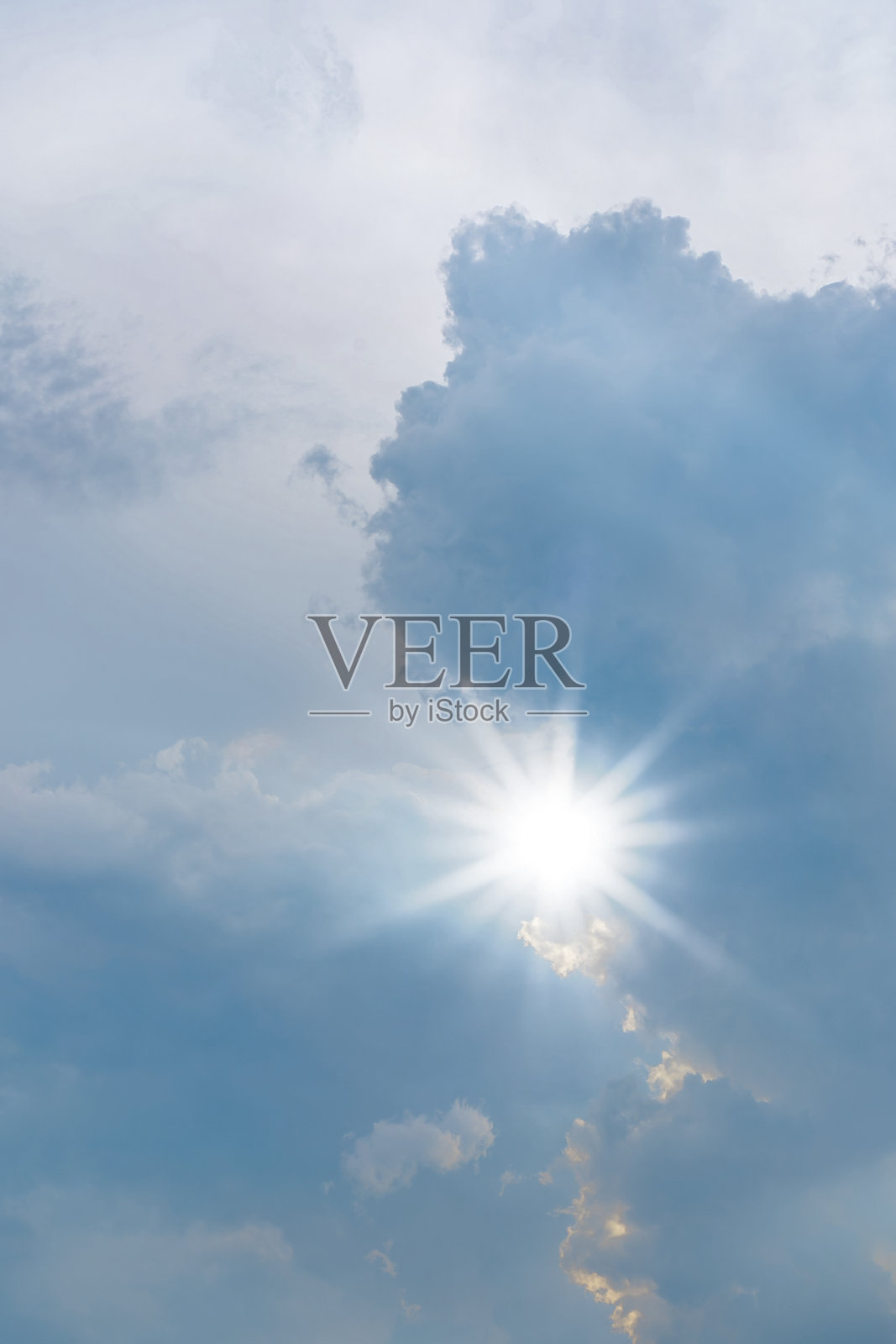 早晨的天空有白云，春天的天空有蓝色和黄色照片摄影图片