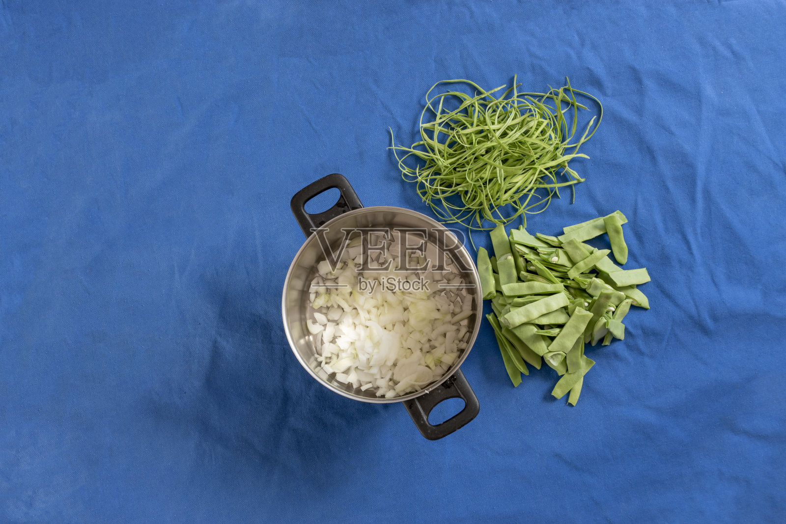 从山顶上准备健康的有机蔬菜晚餐照片摄影图片