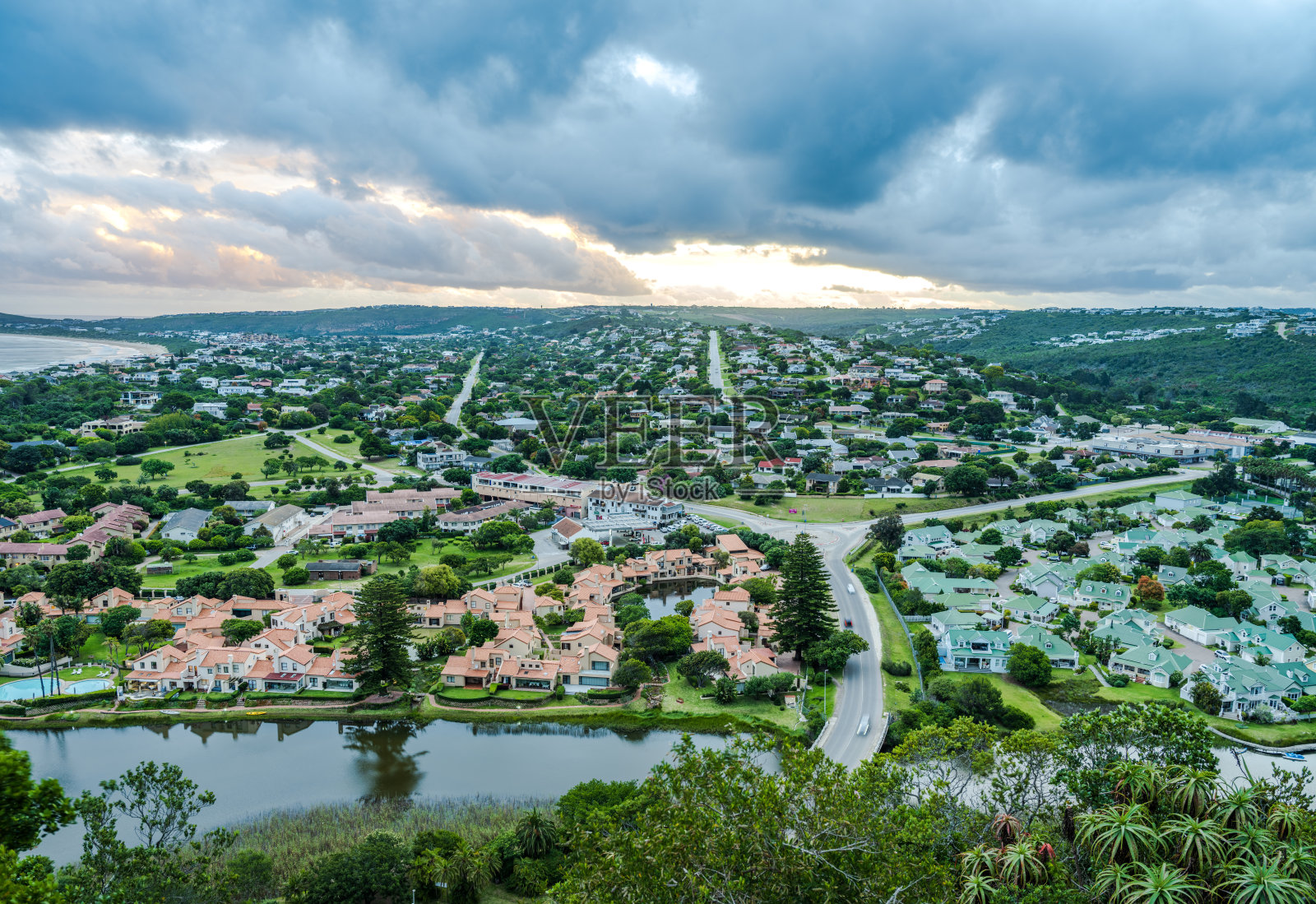 空中拍摄的普雷滕贝格湾小镇在一个多云的日落照片摄影图片