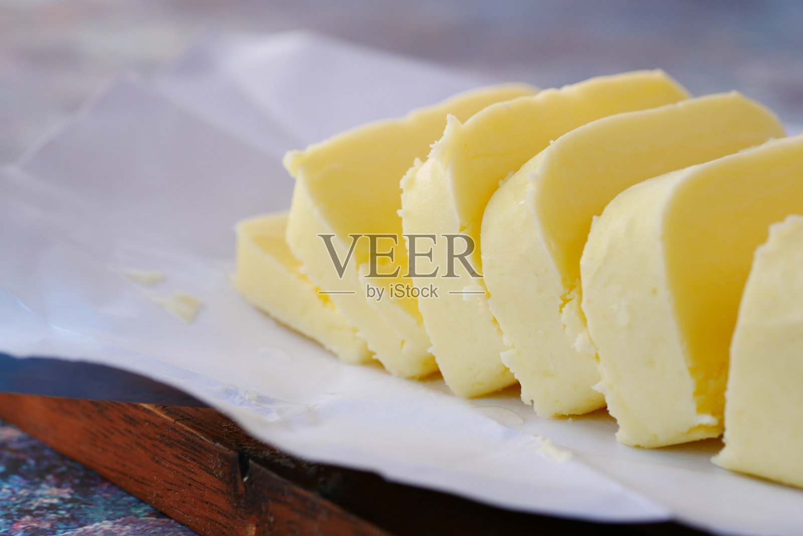 切菜板上一片黄油的特写照片摄影图片