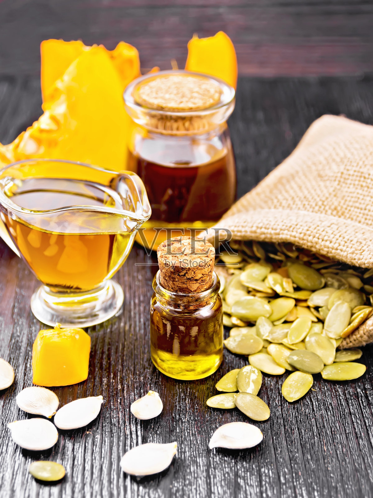 油南瓜瓶和平底锅在黑暗的板照片摄影图片