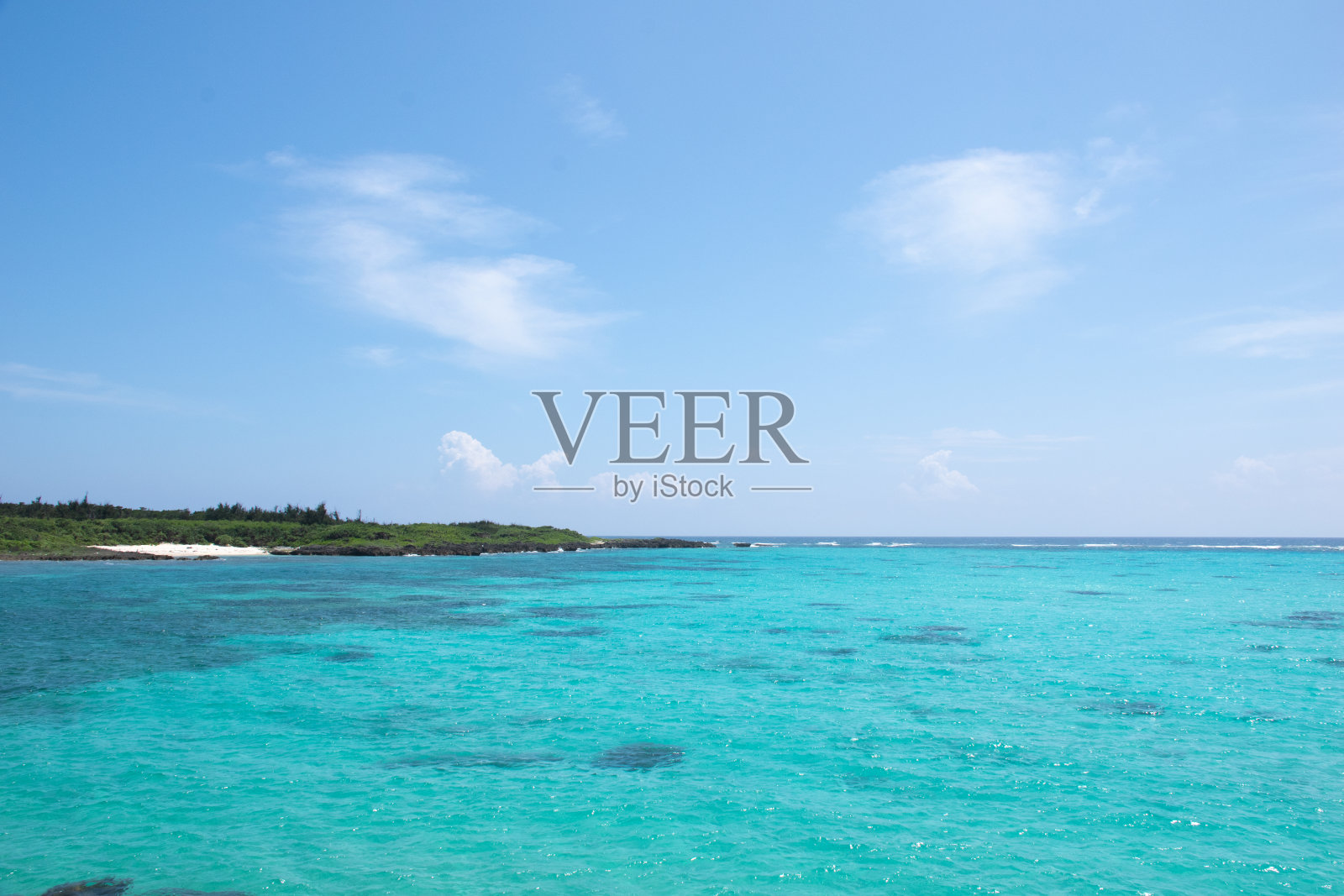 这是一个受欢迎的景点，可以看到一直延伸到地平线的蔚蓝色大海的壮观景色照片摄影图片