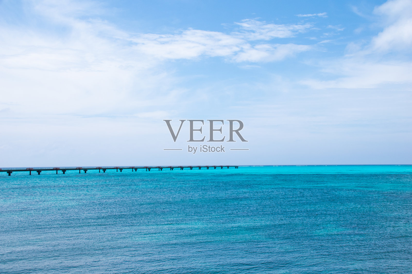 这是一个受欢迎的景点，可以看到一直延伸到地平线的蔚蓝色大海的壮观景色照片摄影图片