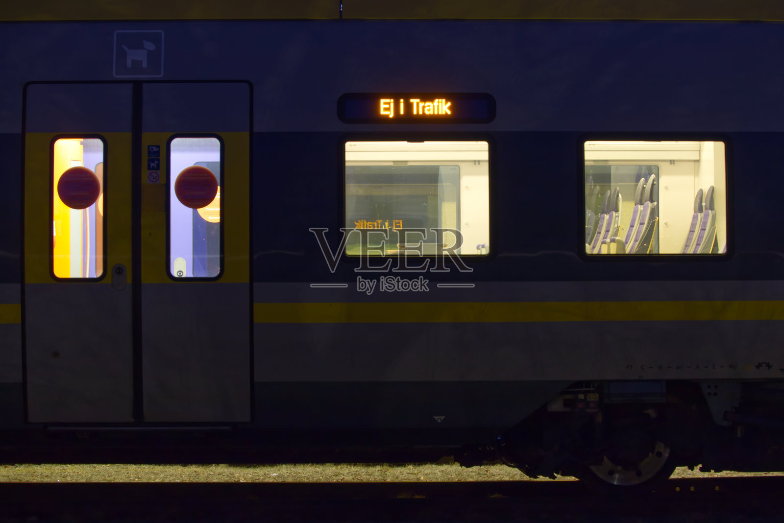 取消的火车在Halmstad站的铁路旁等待照片摄影图片