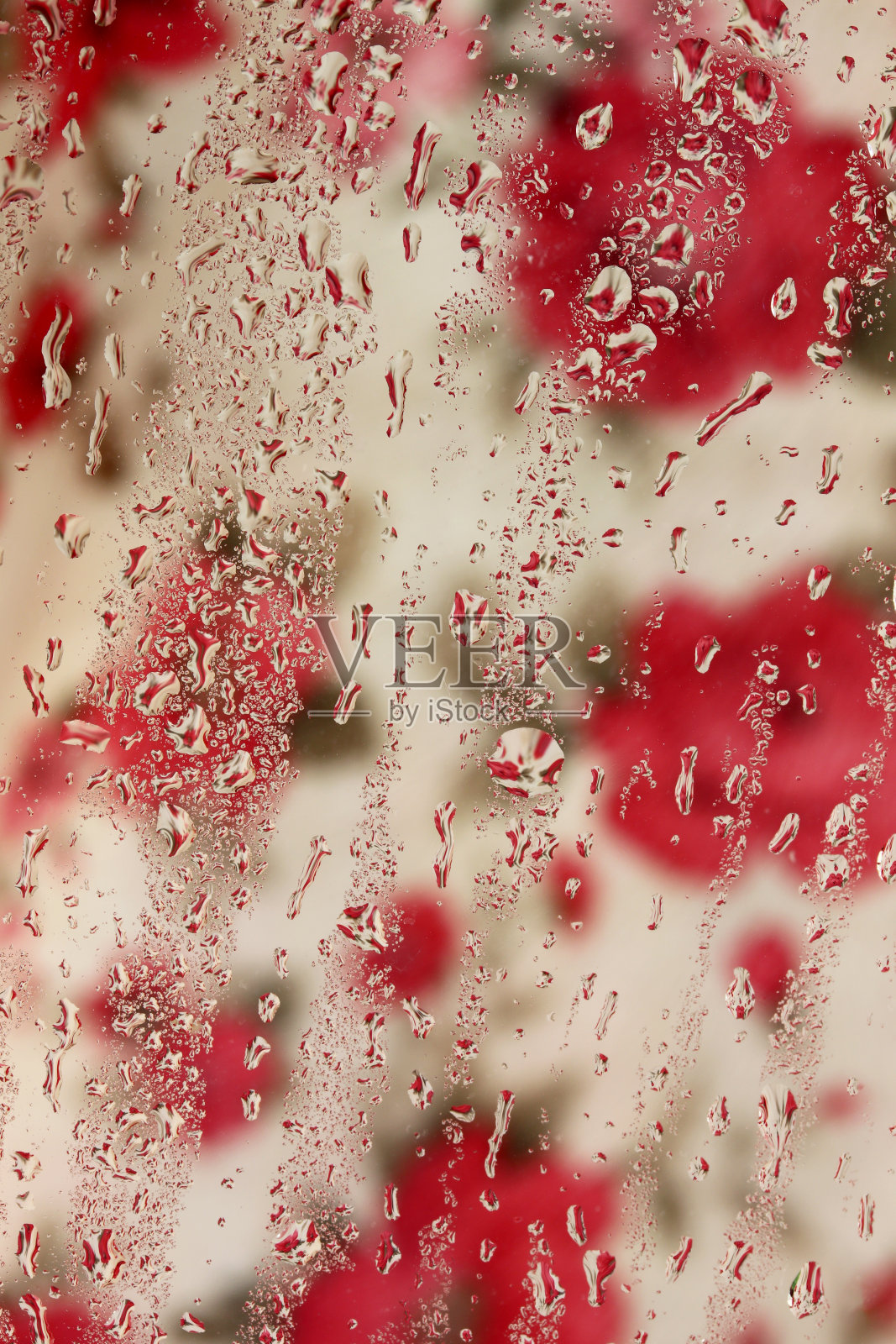 水滴在玻璃彩色背景照片摄影图片