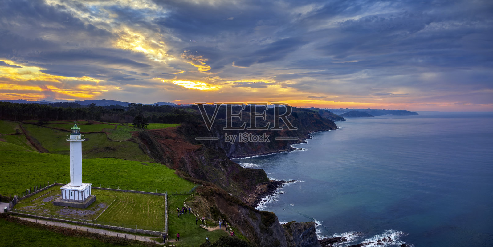 阿斯图里亚斯的Lastres灯塔景观。照片摄影图片