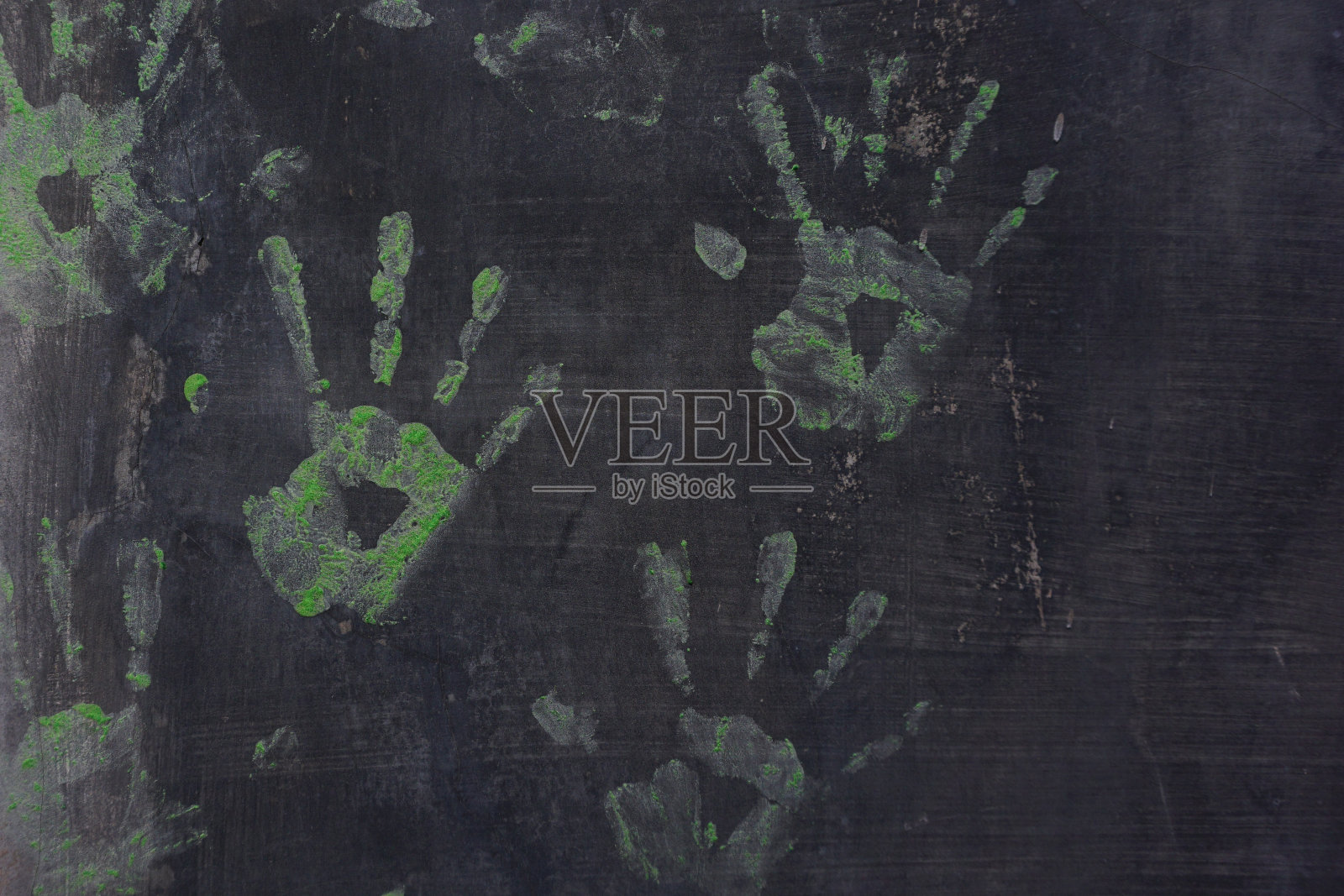 黑色的墙上挂着尖叫手冲刺的艺术品照片摄影图片