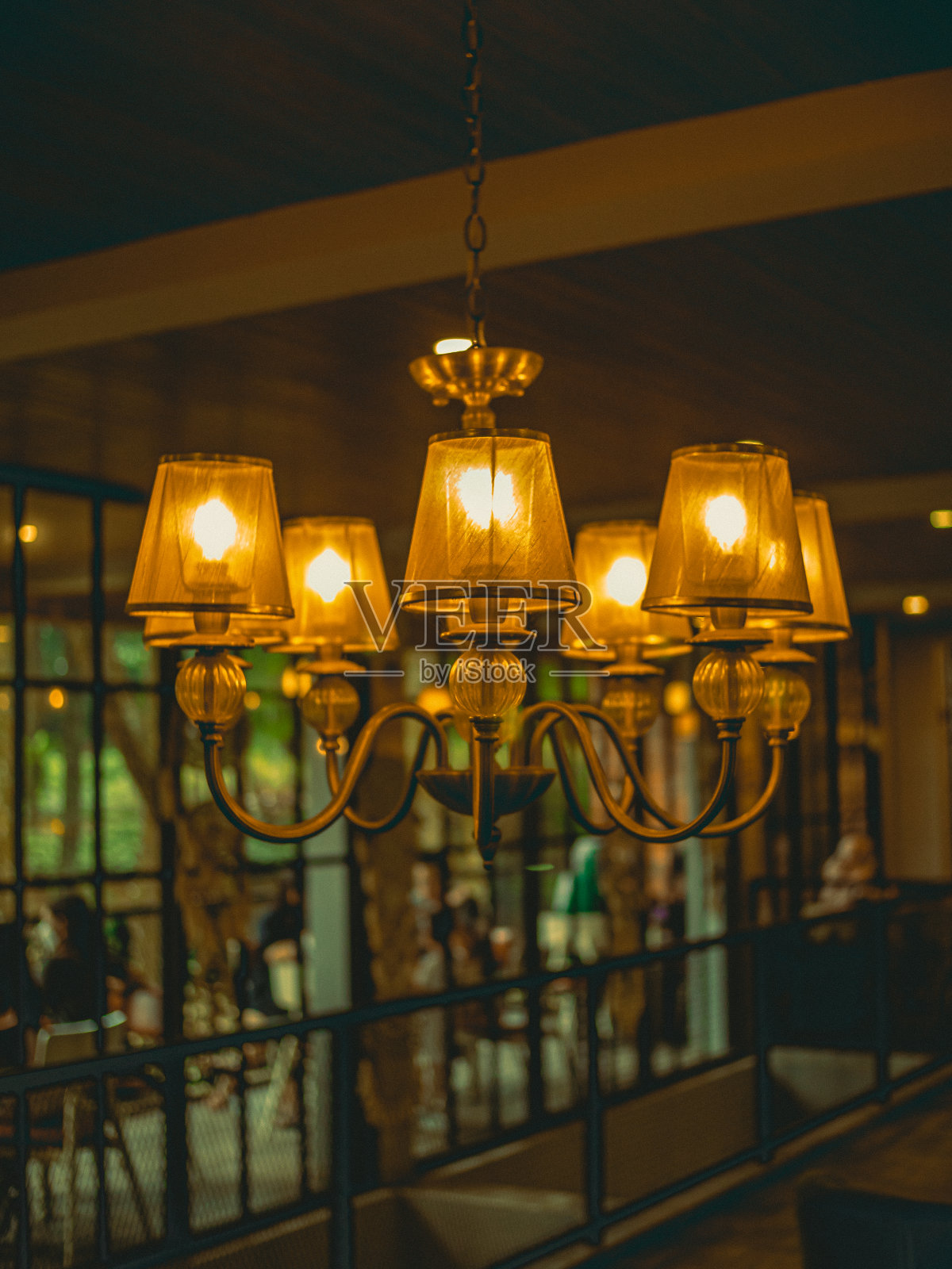 枝形吊灯照亮了咖啡馆照片摄影图片