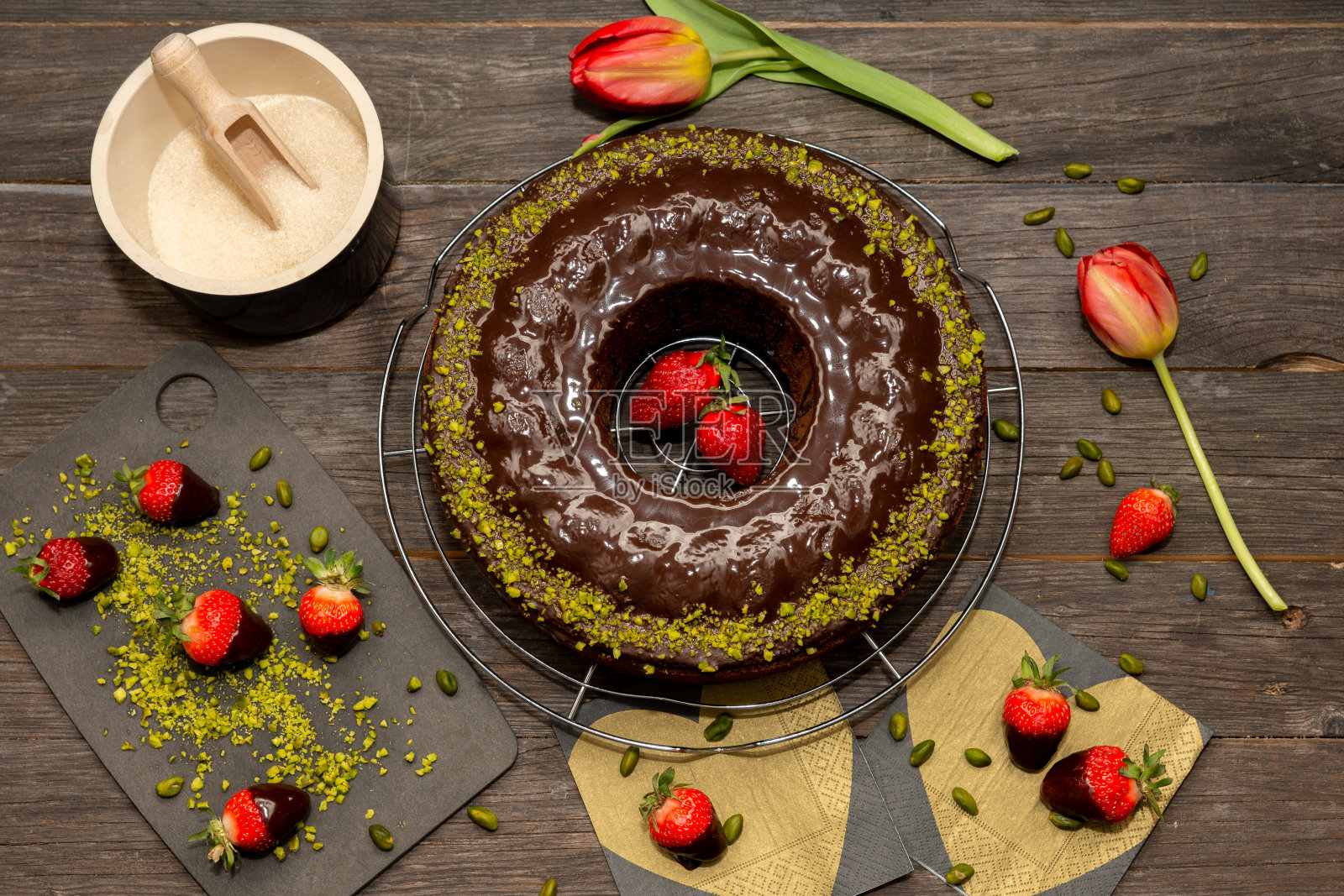 巧克力蛋糕加开心果和草莓照片摄影图片