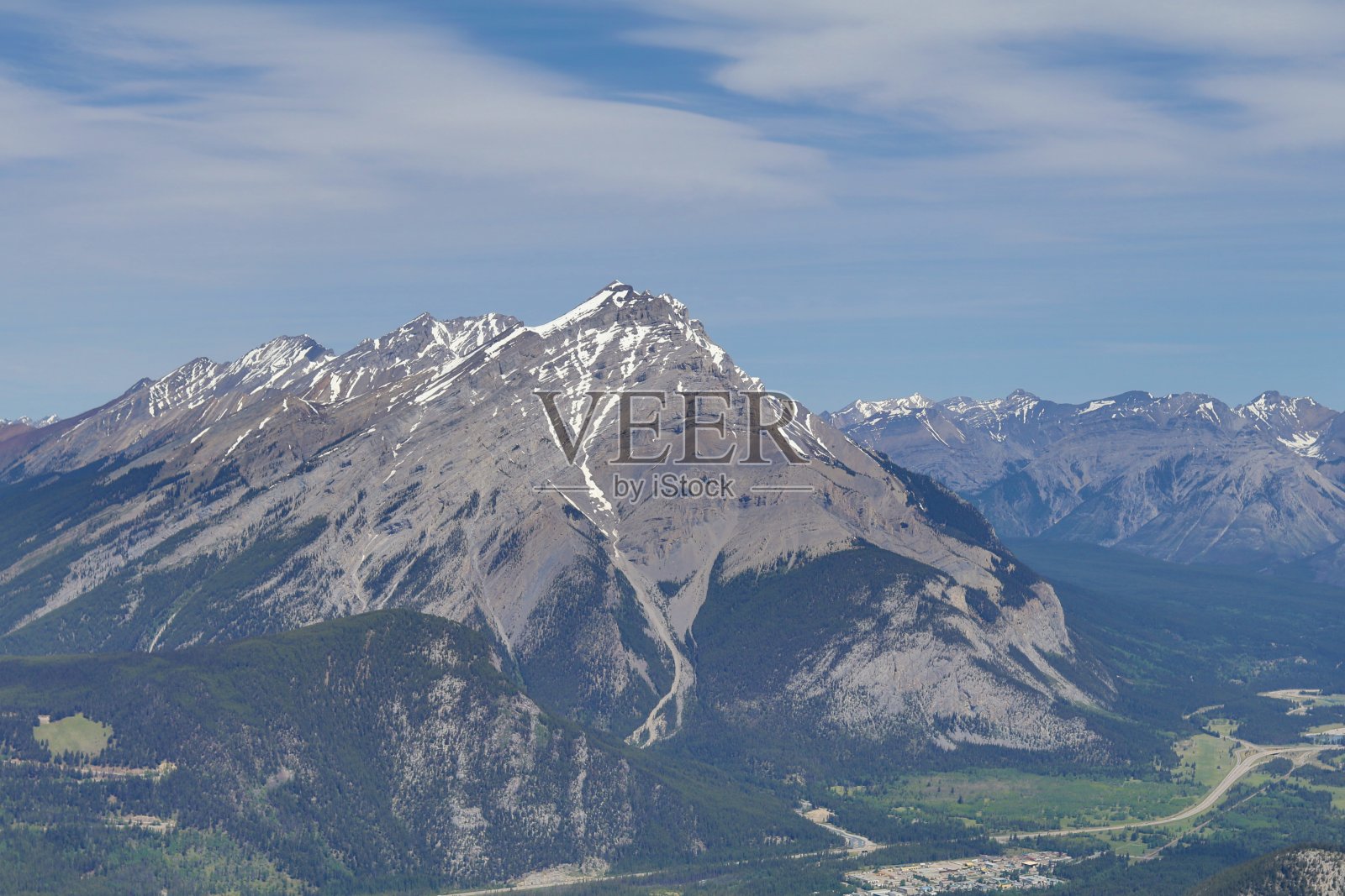 穿越加拿大不列颠哥伦比亚省的班夫和贾斯珀国家公园的奇妙之旅。温哥华美妙的一天。加拿大有这么多的动物和山脉，真是一个美丽的自然。照片摄影图片