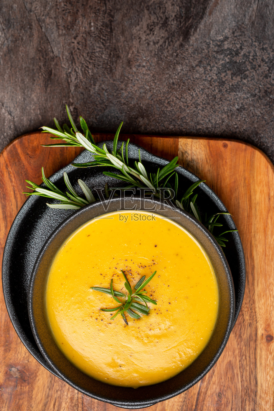 南瓜汤，亚麻餐巾，黑色的背景。照片摄影图片