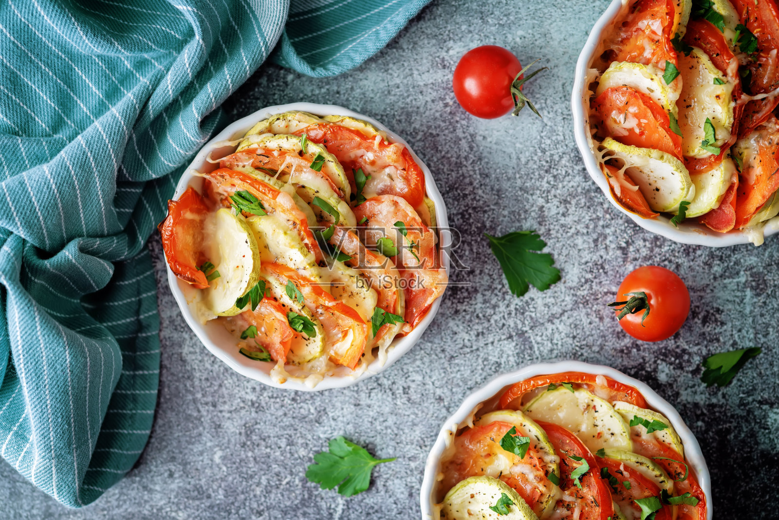 白碗西葫芦番茄砂锅配胡椒粉和欧芹照片摄影图片