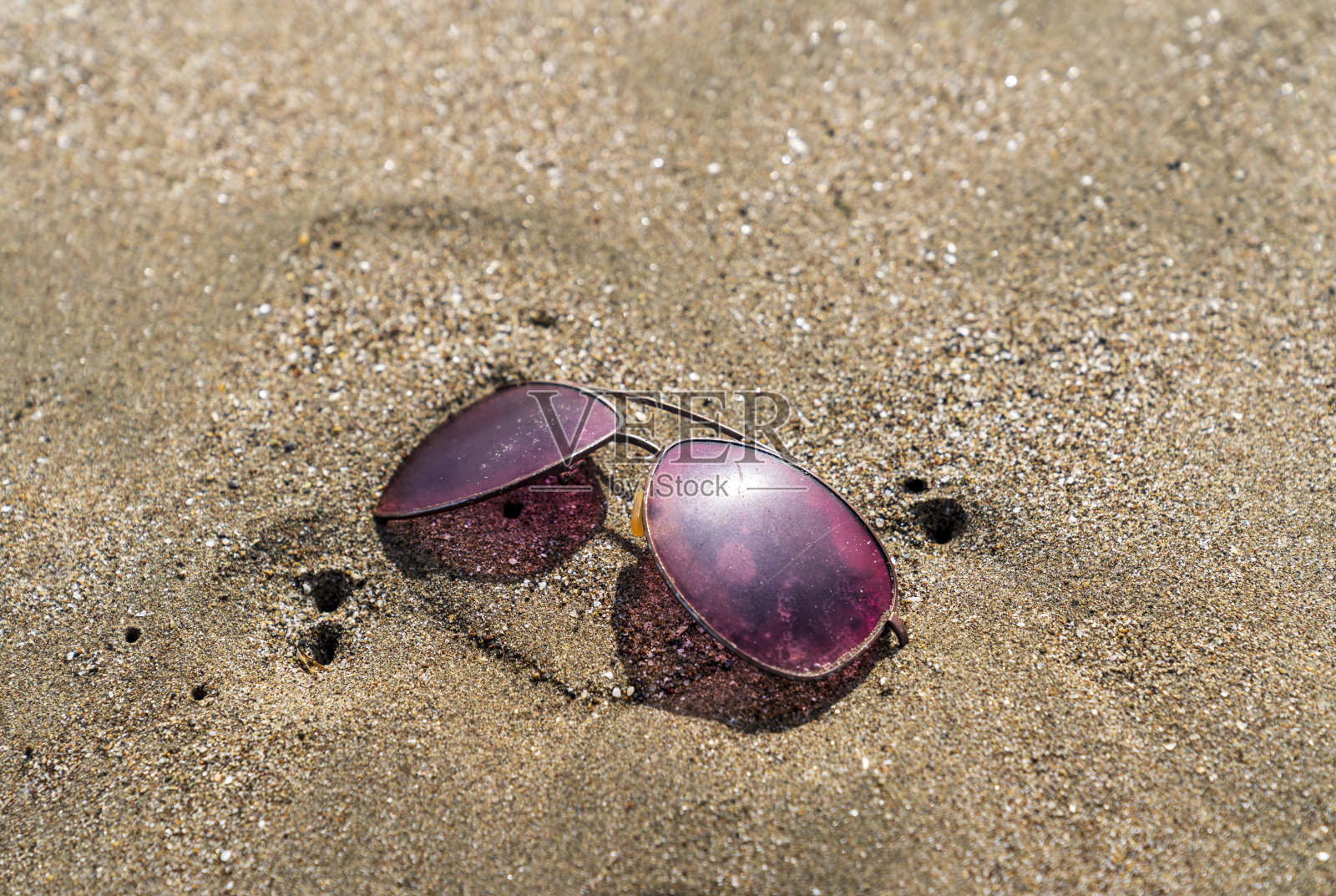 沙滩上丢弃的太阳镜照片摄影图片