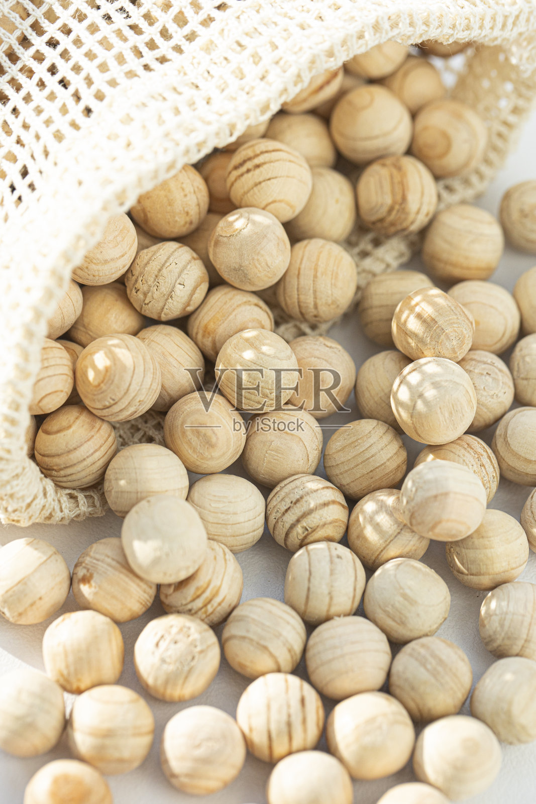 一束扁木柏木圆片。照片摄影图片