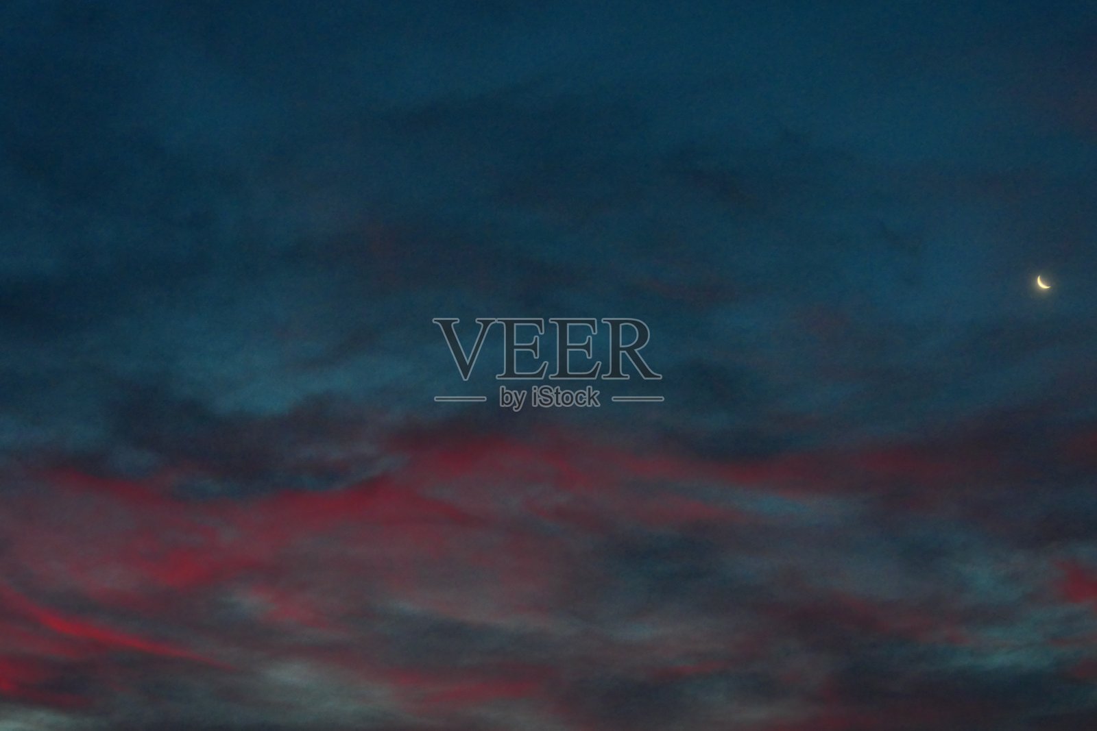 月亮和日出，佩皮尼昂，pyrenees - orientales照片摄影图片