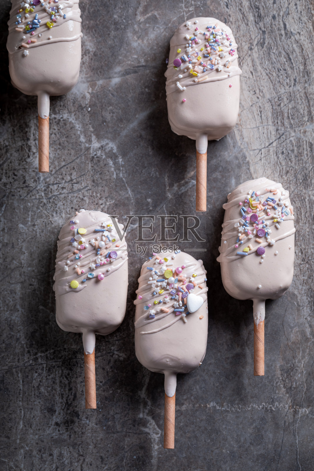 又冷又甜的冰棒是一种完美的小零食照片摄影图片