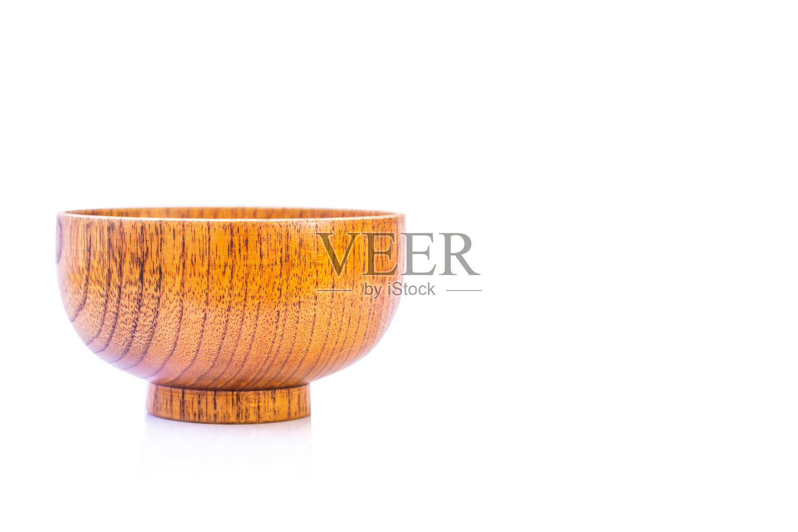 漂亮的木制杯子放在白色的背景上，空杯子装食物。照片摄影图片