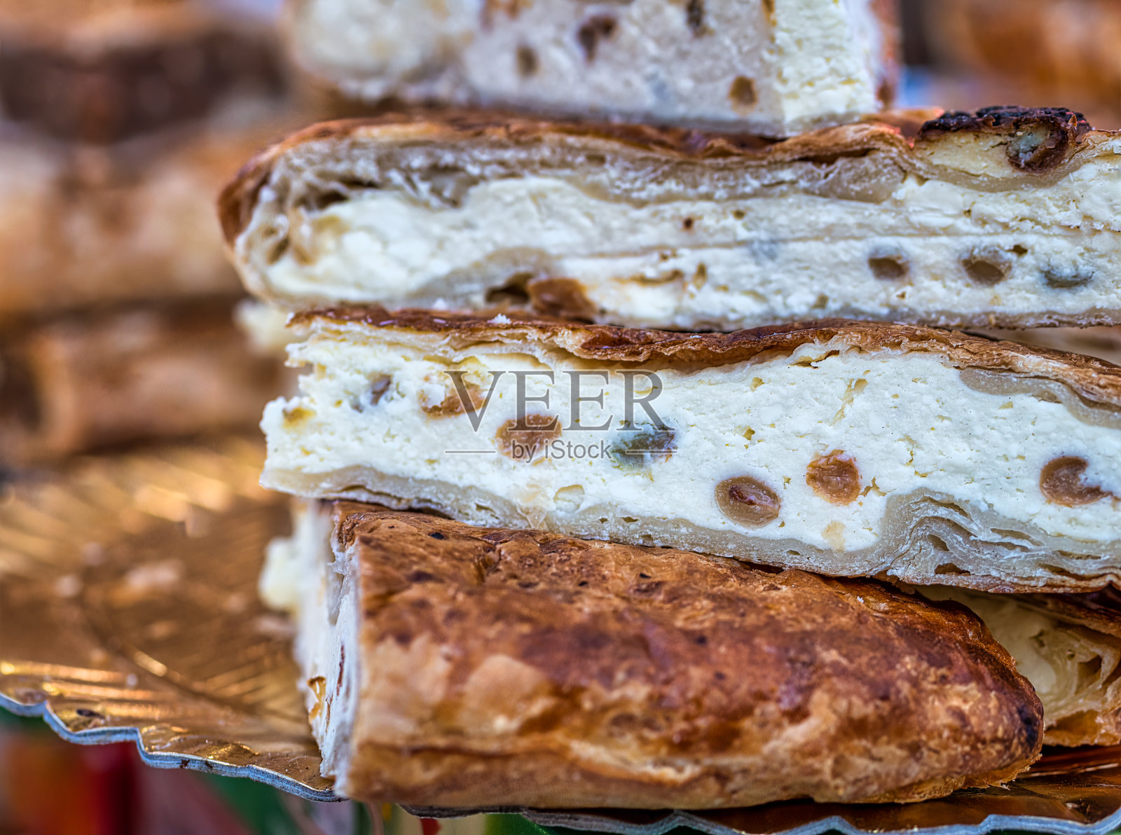 传统的罗马尼亚甜奶酪派食谱，配以白软干酪和葡萄干。Streetfood节日。照片摄影图片