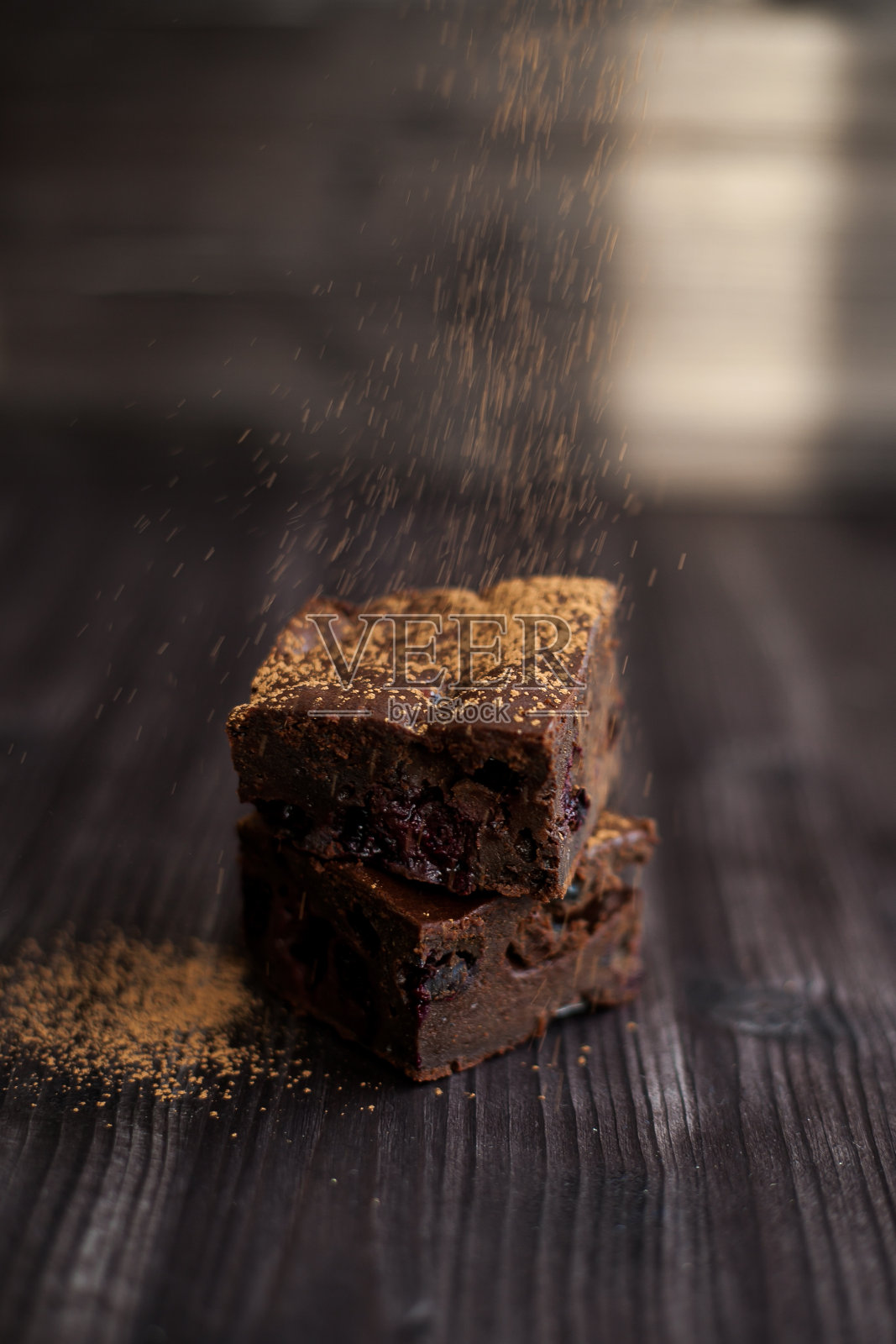 黑色背景的布朗尼蛋糕照片摄影图片