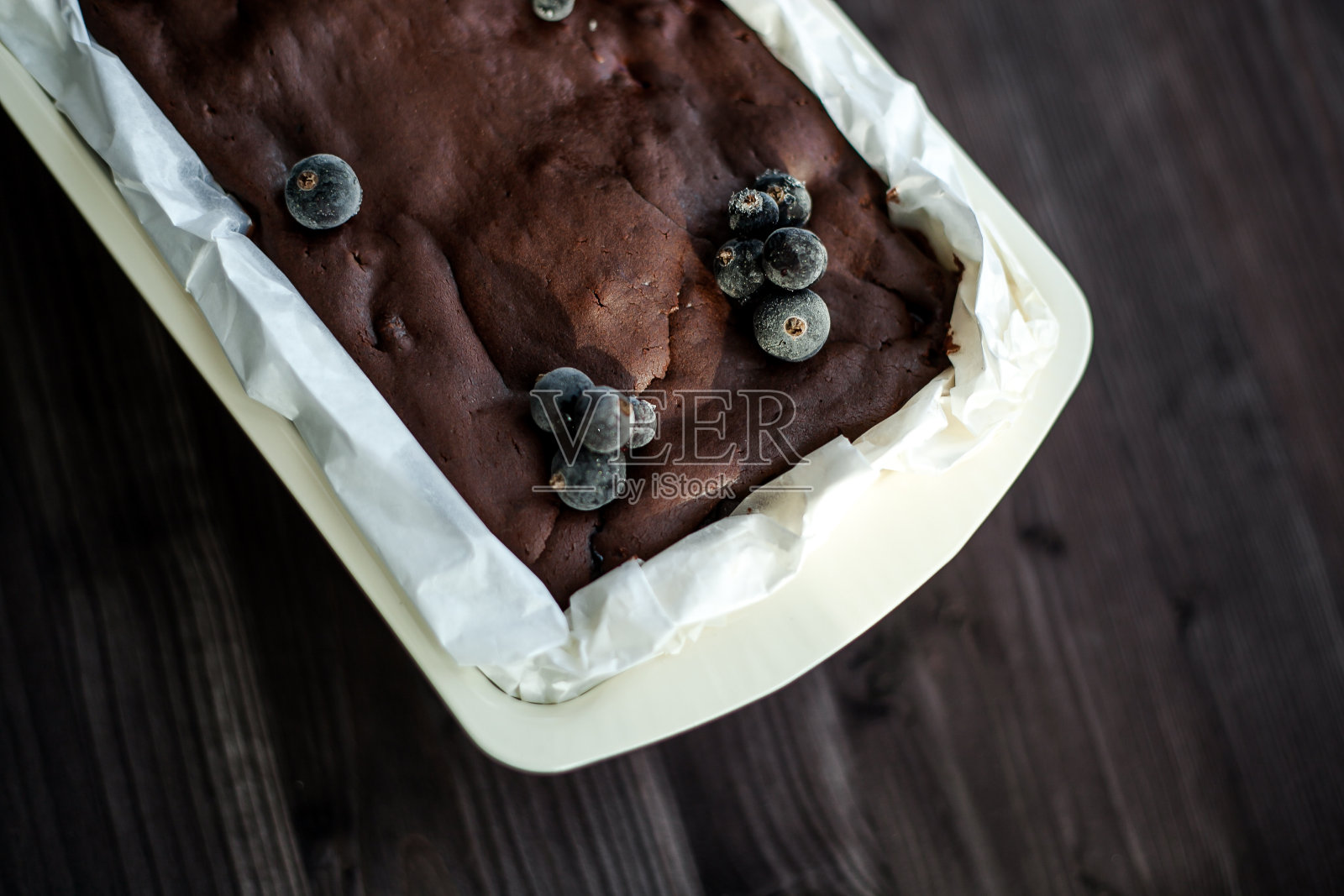 黑色背景的布朗尼蛋糕照片摄影图片