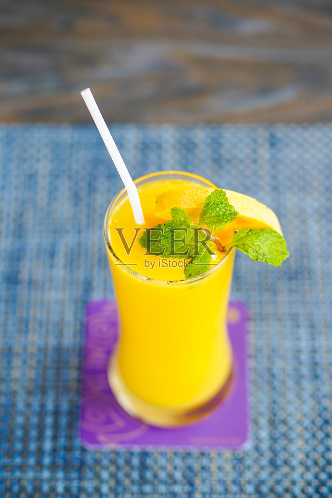 咖啡馆里的新鲜芒果冰沙照片摄影图片